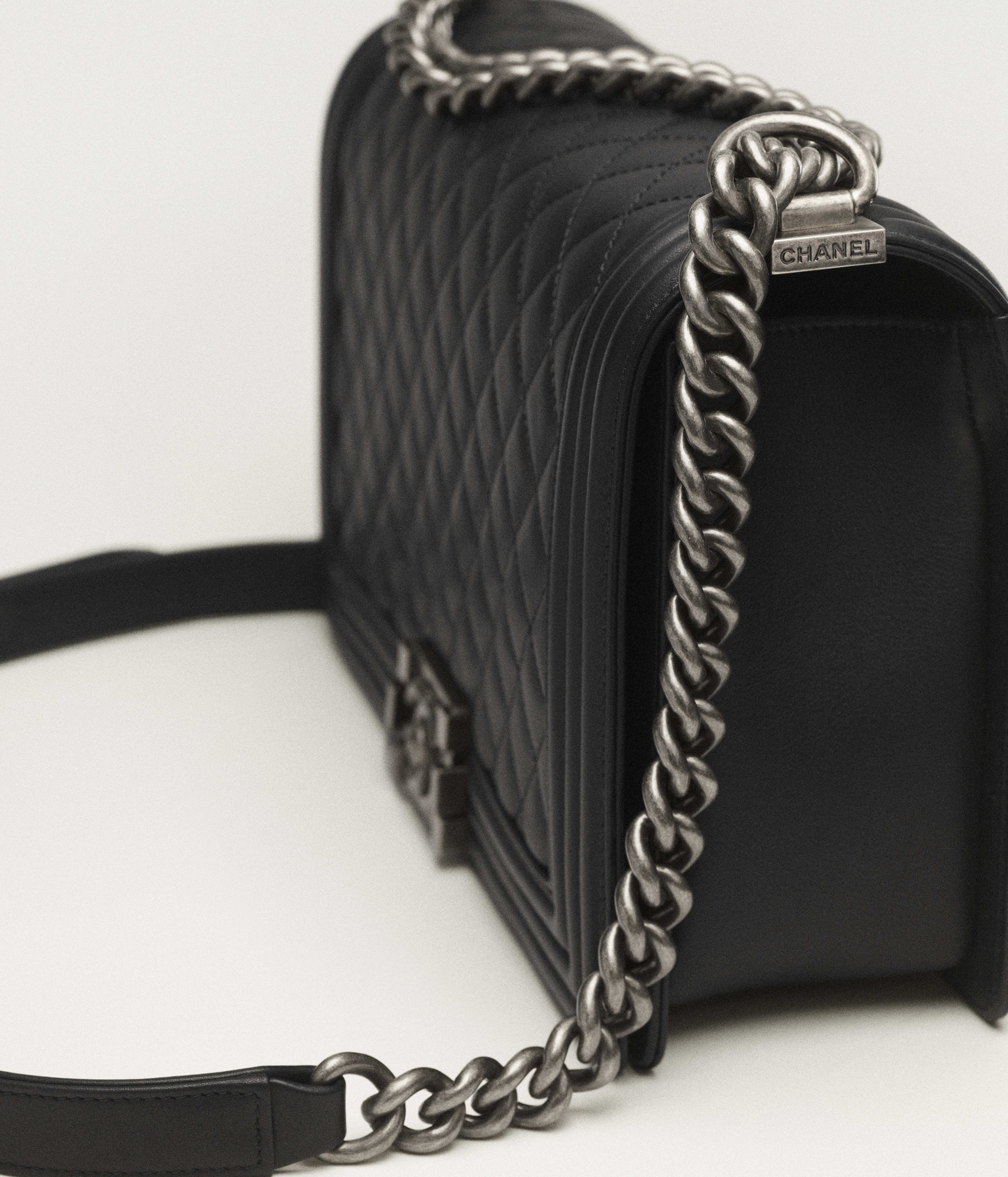 BOY CHANEL Große Tasche - Schwarz - Kalbsleder & Metall mit Ruthenium-Finish - Ansicht Artistique 4